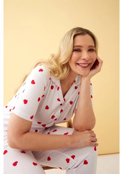 Kadın Beyaz Kırmızı Kalp Desenli Önden Düğmeli Büyük Beden Pijama Takımı fırsatları