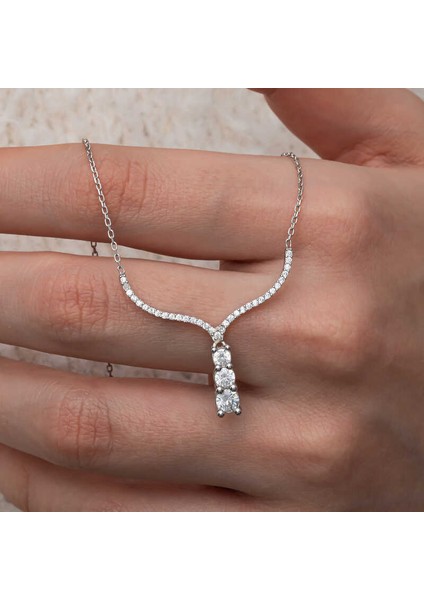 Gümüş Üç Taşlı V Model Kadın Kolye