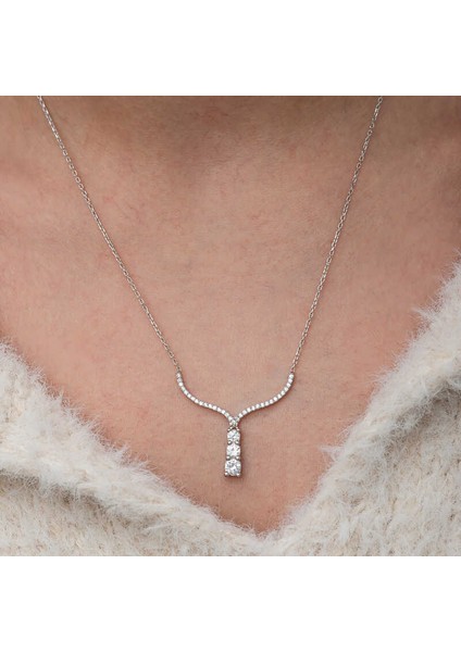 Gümüş Üç Taşlı V Model Kadın Kolye fırsatları