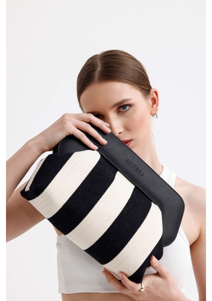 Kadın Siyah Çizgi Desenli Kanvas Clutch El Çantası fırsatları