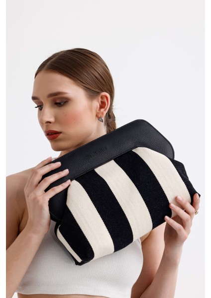 Kadın Siyah Çizgi Desenli Kanvas Clutch El Çantası fiyatları