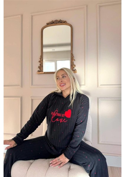 Siyah Love Desenli Kapşonlu Peluş Polar Pijama Takımı fiyatları