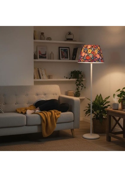 Desenli Konik Şapkalı Beyaz Ayaklı Lambader