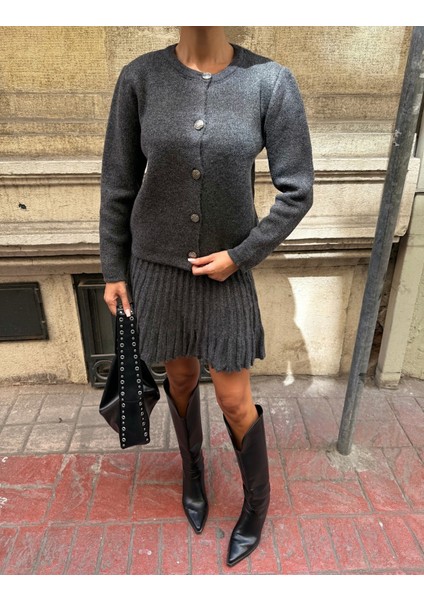 Bisiklet Yaka Hırka ve Pile Detaylı Etek Triko Takım fiyatları