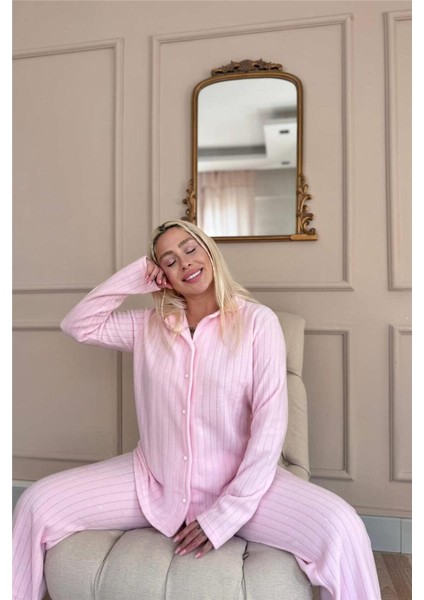 Toz Pembe Dotted Desenli Önden Düğmeli Peluş Polar Pijama Takımı modelleri