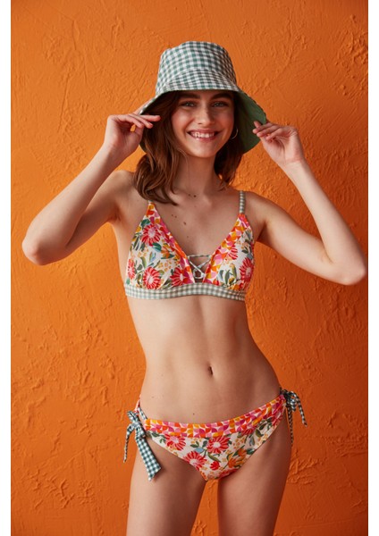 Çok Renkli Nice Çiçek Desenli Yandan Bağlama Detaylı Bikini Altı