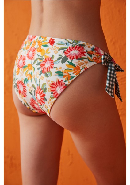 Çok Renkli Nice Çiçek Desenli Yandan Bağlama Detaylı Bikini Altı