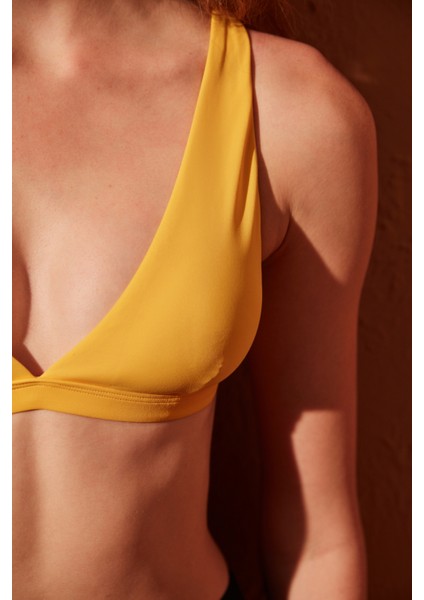 Basic Deep V Sarı Bikini Üstü