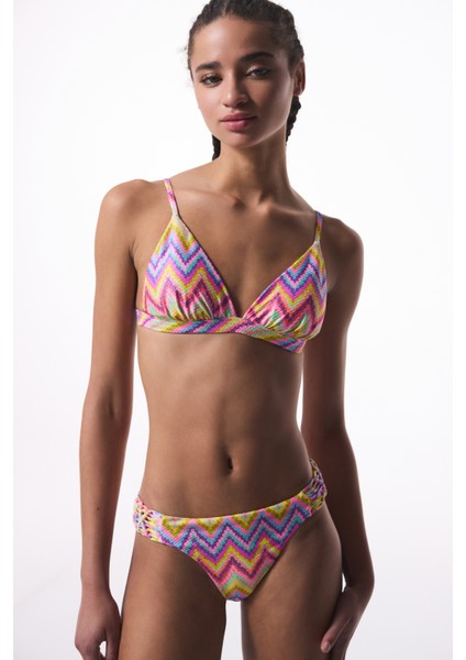 Zigzag Desenli Üçgen Bikini Üstü