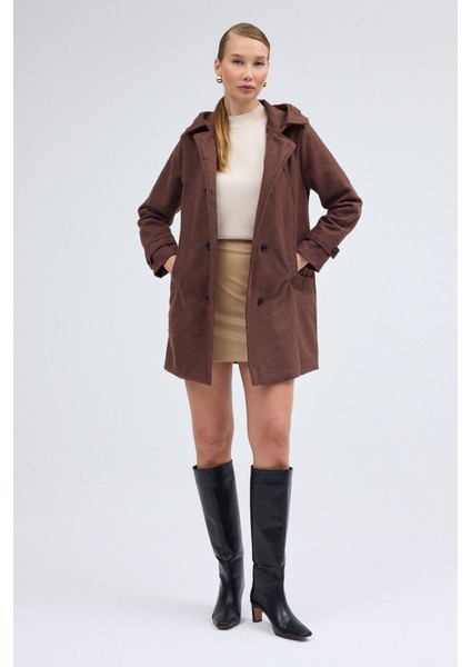 Yaka Detaylı Büyük Düğmeli Kaşe Kaban modelleri