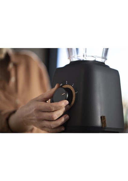 Şık Siyah Cam Sürahiyle Pratik Blender, Ev Dekorunuza Zarif Dokunuş