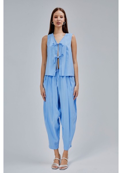 Bebe Mavisi V Yaka Fiyonk Detaylı Yelek-Pantolon Takım