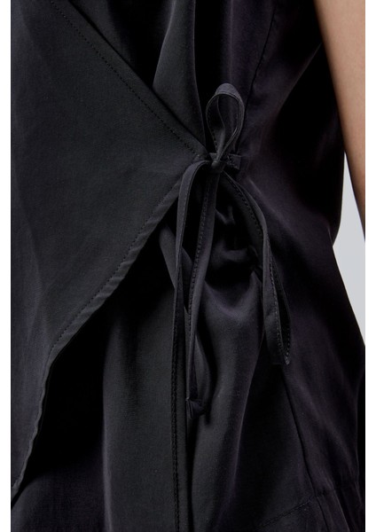 Siyah V Yaka Yandan Bağlama Detaylı Yelek-Pantolon Takım