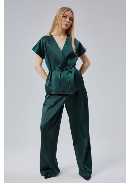 Kadın V Yaka Saten Kemerli Bluz ve Pantolon Takım