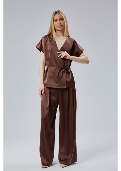 Kadın V Yaka Saten Kemerli Bluz ve Pantolon Takım