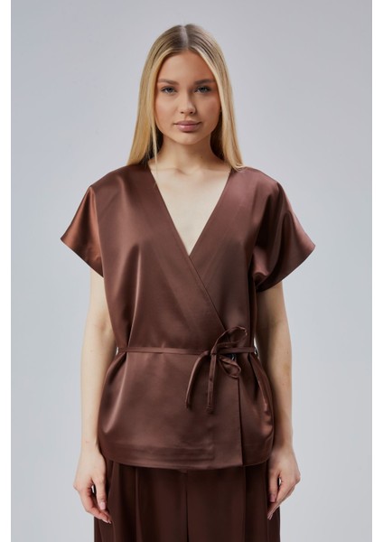 Kadın V Yaka Saten Kemerli Bluz ve Pantolon Takım