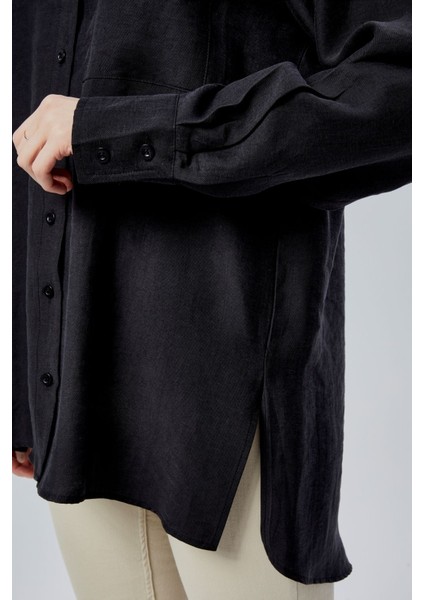 Siyah Yırtmaç Detaylı Oversize Gömlek