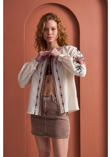 Bluz-Krem Nakış Işlemeli