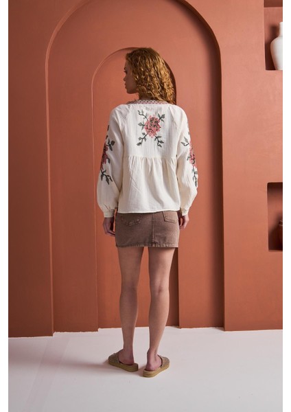 Bluz-Krem Nakış Işlemeli fırsatları