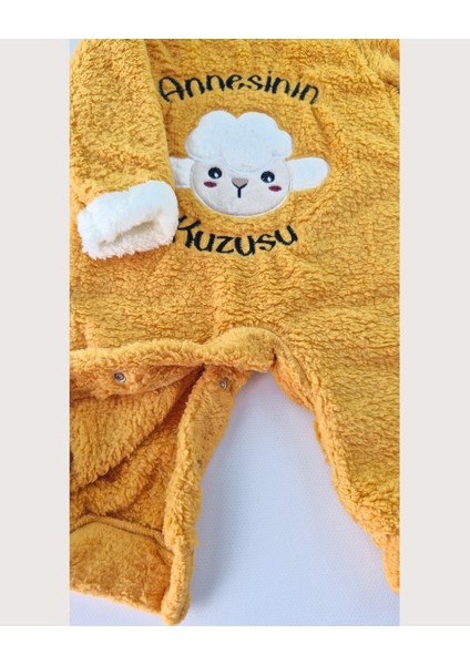 Kuzu Desenli Hardal Peluş Bebek Tulum - Alttan ve Omuzdan Çıtçıtlı - 3/6/9/12 Ay indirimleri