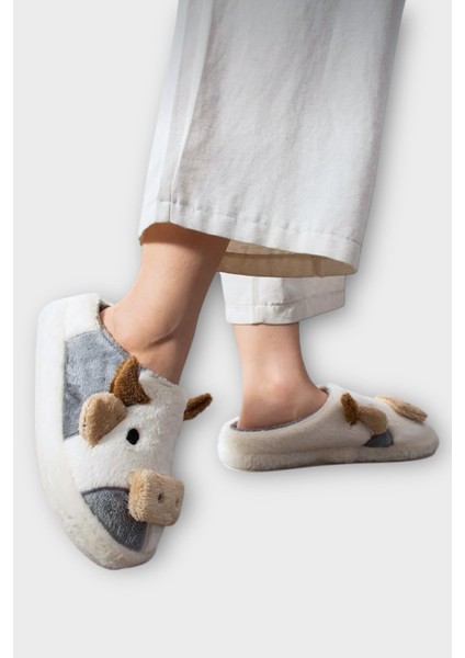 Inek Figürlü Nakışlı Kaydırmaz Taban Kışlık Unisex Ev Terliği Beyaz-Füme