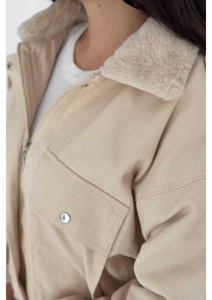 Kadın Peluş Detaylı Fermuarlı Mont – Sıcak & Şehirli Stil