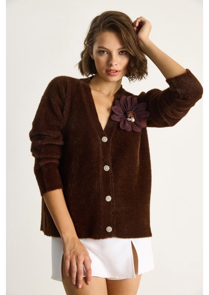 Kadın V Yaka Düğmeli Çiçek Aksesuarlı Yumuşak Dokulu Hırka modelleri