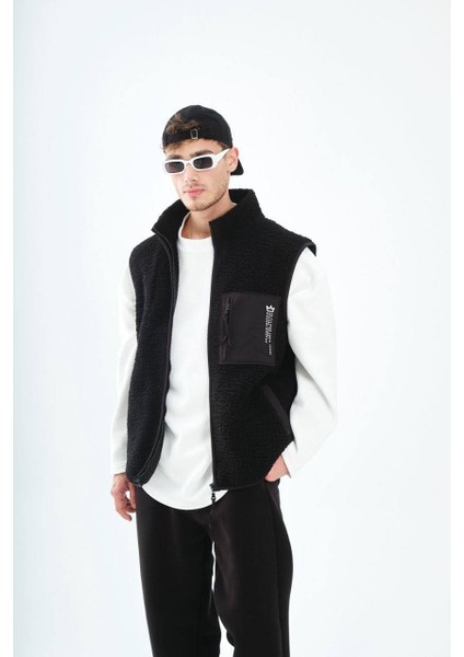 Erkek Siyah Polar Fermuarlı Cep Detaylı Yelek – Oversize Rahat Kalıp, Sokak Modası Kombin”
