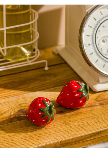 Kırmızı Çilek Figürlü Seramik Tuz ve Biberlik Seti, Şık ve Kullanışlı Mutfak Aksesuarı