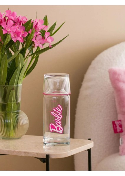 Beyaz 700 ml Kapaklı Barbie Baskılı Cam Karaf Sürahi, Şık ve Kullanışlı Ev Dekoru. fırsatları