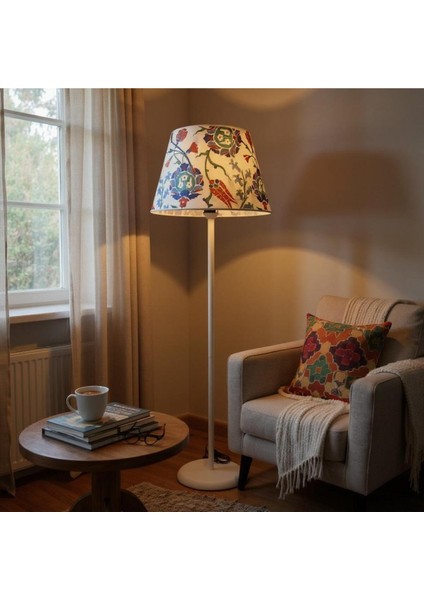 Desenli Konik Şapkalı Beyaz Ayaklı Lambader