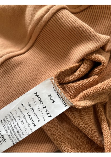 Rahat Kesim Montana’s Yazılı Sweatshirt – Unisex Karamel fırsatları