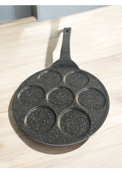 Gülen Yüz Desenli 26 cm Döküm Pancake Tava, Şık ve Dayanıklı Mutfak Gereci modelleri