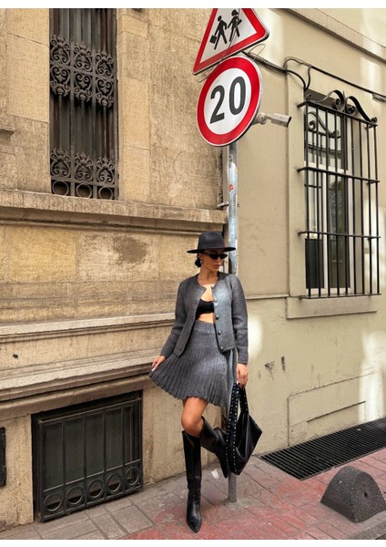 Bisiklet Yaka Hırka ve Pile Detaylı Etek Triko Takım