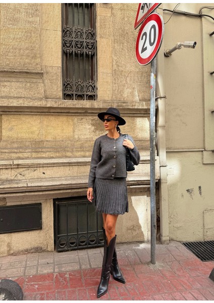 Bisiklet Yaka Hırka ve Pile Detaylı Etek Triko Takım modelleri