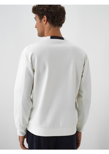 Erkek Ekru Esnek Dokulu Regular Fit Sweatshirt fırsatları