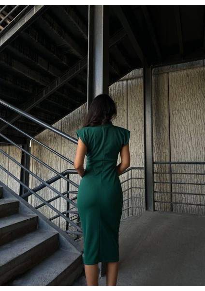 Broşlu Dik Yaka Midi Boy Abiye Elbise 582934 ZÜMRÜT fırsatları