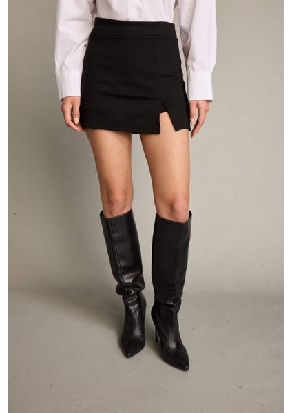 Slim Fit Dar Kesim Yırtmaçlı Şort Etek G5057AX25WN fırsatları