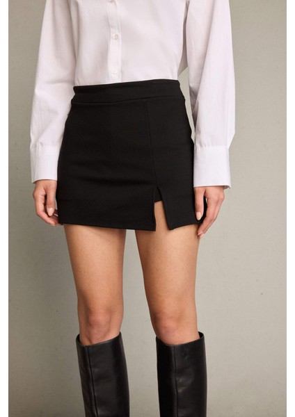 Slim Fit Dar Kesim Yırtmaçlı Şort Etek G5057AX25WN indirimleri