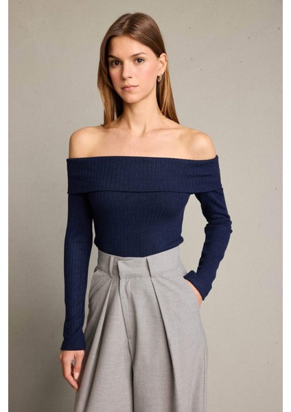 Kayık Yaka Uzun Kollu Tişört