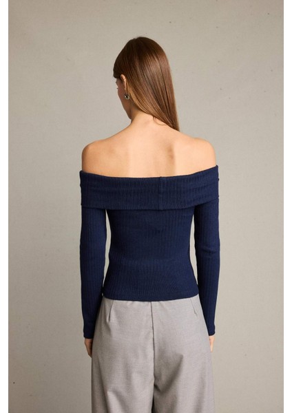 Kayık Yaka Uzun Kollu Tişört