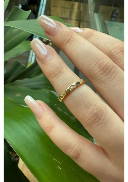 Üzeri Zigzag Baget Taşlı Çelik Görünümlü Xp Eklem Yüzüğü fırsatları