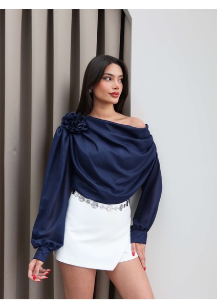 Tek Omuz Gül Detaylı Şifon Bluz