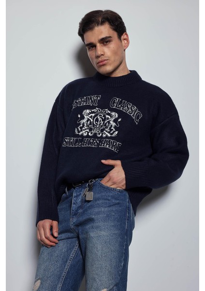 Erkek Oversize Bisiklet Yaka Nakışlı Triko Kazak Lacivert