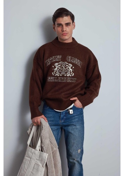 Erkek Oversize Bisiklet Yaka Nakışlı Triko Kazak Kahve