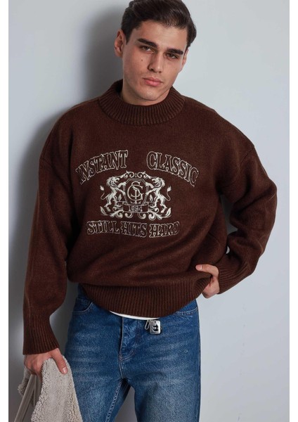 Erkek Oversize Bisiklet Yaka Nakışlı Triko Kazak Kahve fiyatları