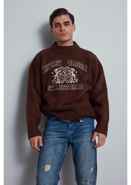 Erkek Oversize Bisiklet Yaka Nakışlı Triko Kazak Kahve modelleri