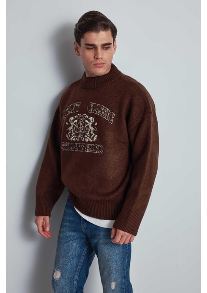 Erkek Oversize Bisiklet Yaka Nakışlı Triko Kazak Kahve indirimleri