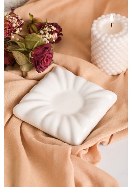 Iki Adet Bej Kahve Fincanı, Minder Figürlü, 90 Ml, Şık ve Kullanışlı Set