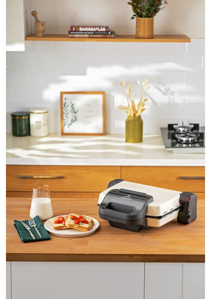 Krem Bej Tost Makinesi ile Lezzetli Tostlar Yapın, Pratik ve Şık Tasarım.